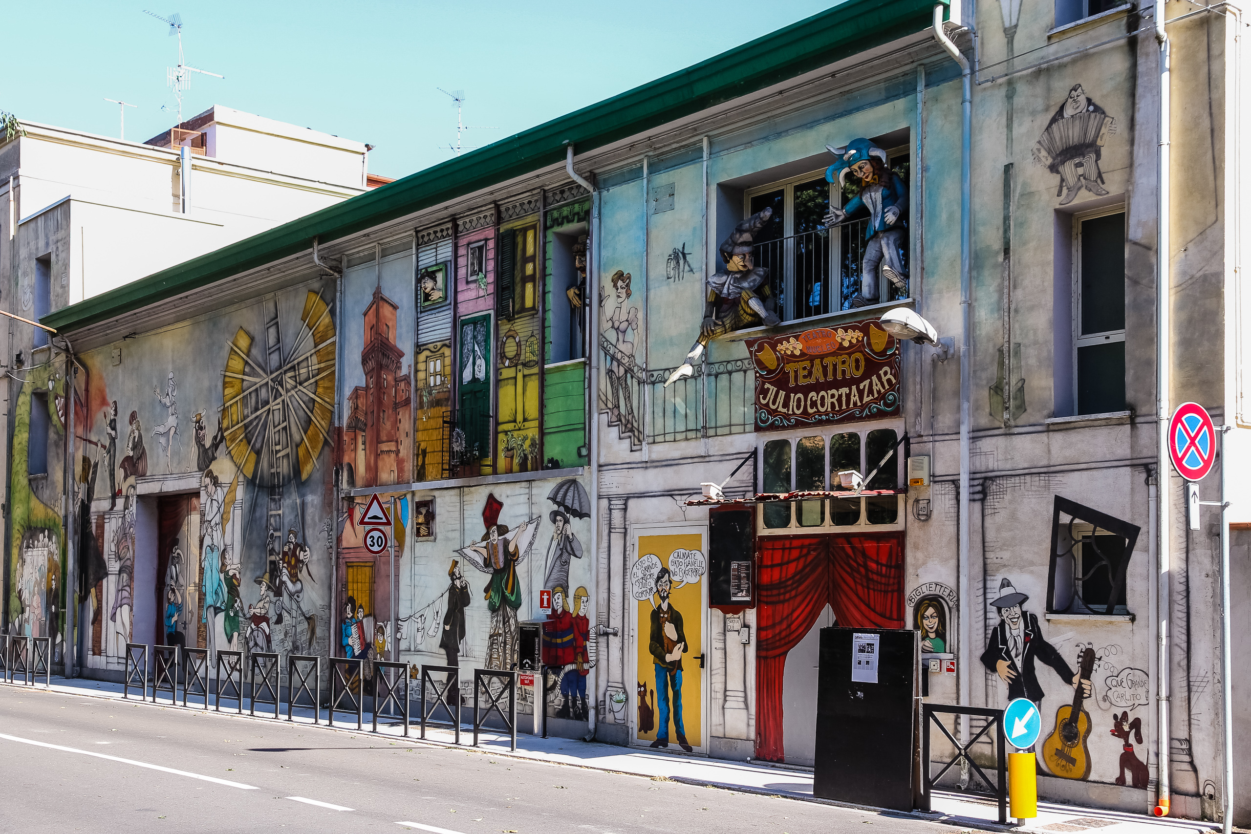 Über und über bemalte Hauswand: das Teatro Julio Cortázar